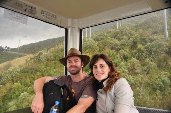 Laura e Rafa no teleférico em Quito, no Equador